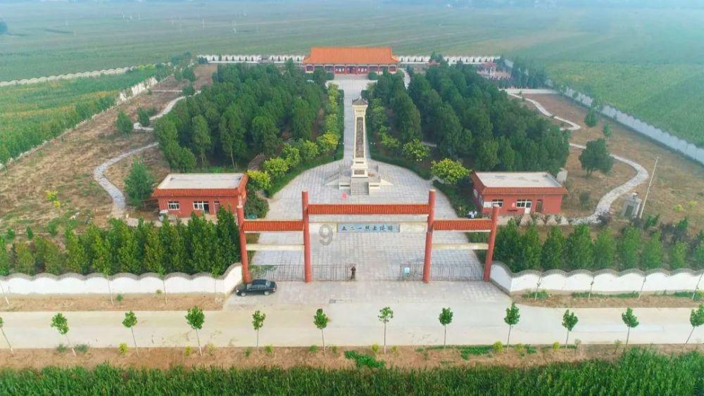 荣成市委市直机关工委到社区开展“书送春联”“清洁家园”活动